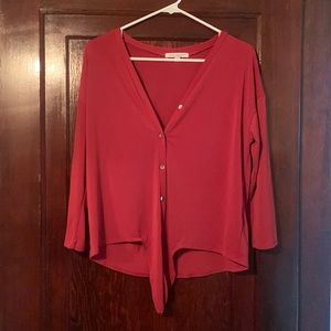 Women’s 3/4 soft 5 button shirt with a tie bottom.